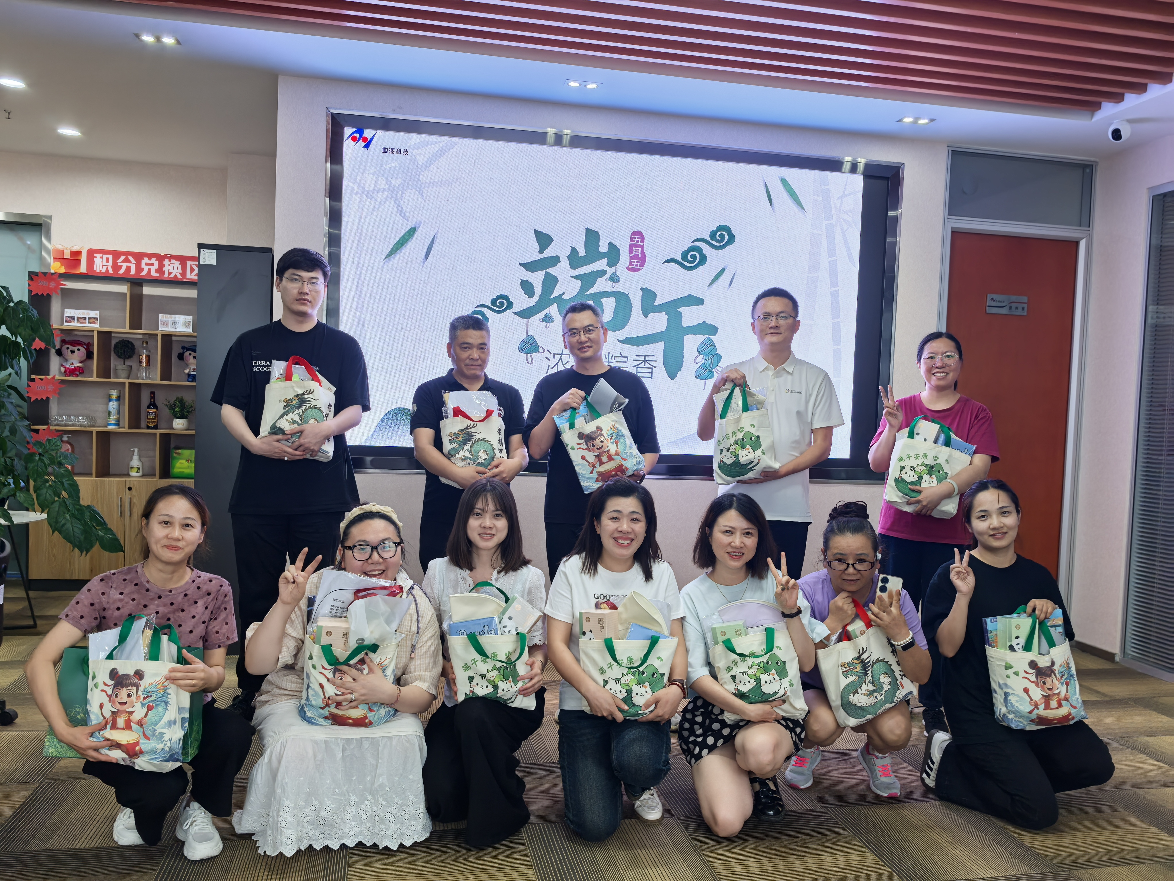 1749018555120755.jpg 91598f293f2cca632fe5ba08c55eee1.jpg